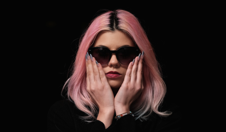 Par ailleurs, les nouvelles lunettes cerjo confèrent une touche de glamour à l’obscurité, même après le coucher du soleil. Nives Arrigoni lance la tendance. (Crédit photo: Allan Reyes)